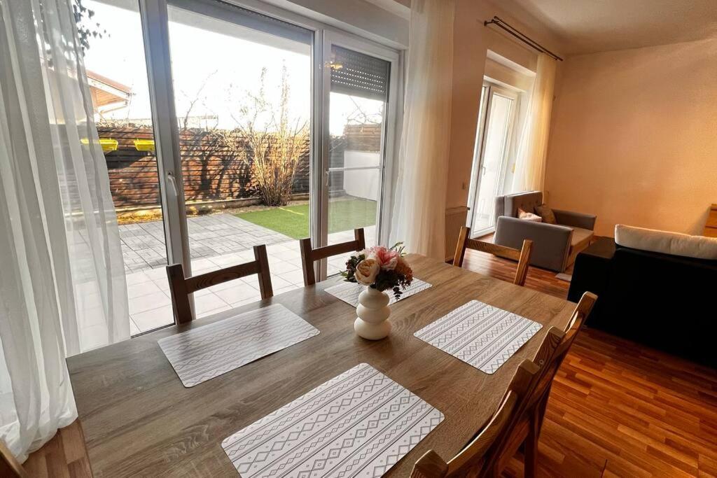 Otopeni Airport Apartment With Private Garden Exterior photo