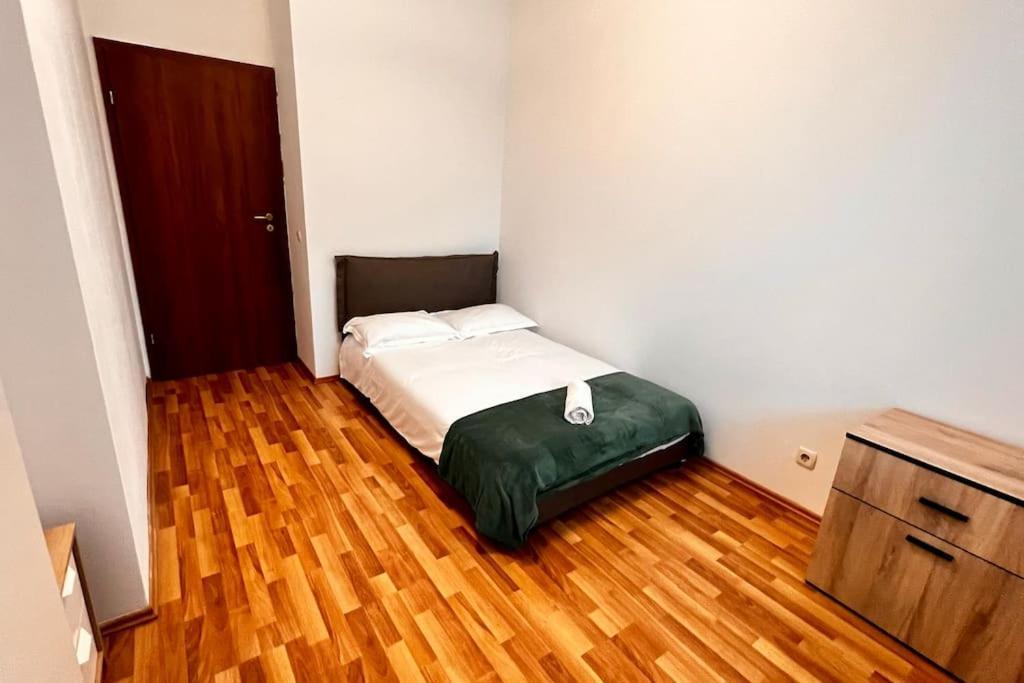 Otopeni Airport Apartment With Private Garden Exterior photo