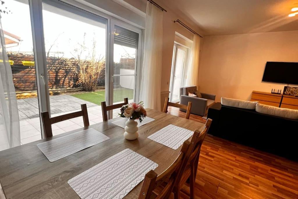 Otopeni Airport Apartment With Private Garden Exterior photo