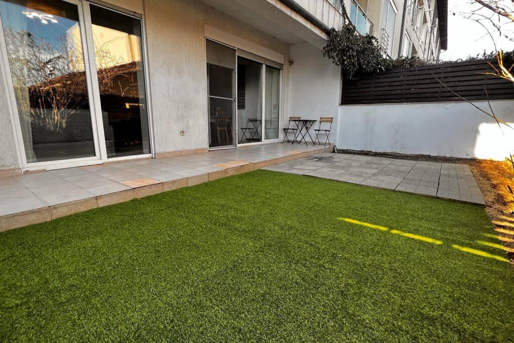 Otopeni Airport Apartment With Private Garden Exterior photo