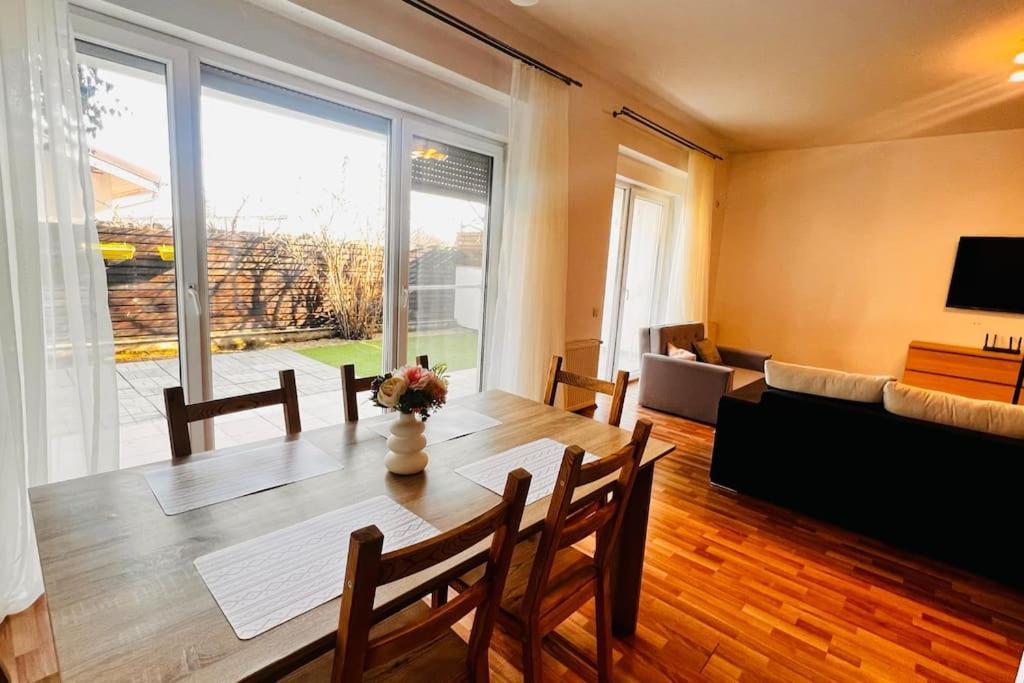 Otopeni Airport Apartment With Private Garden Exterior photo